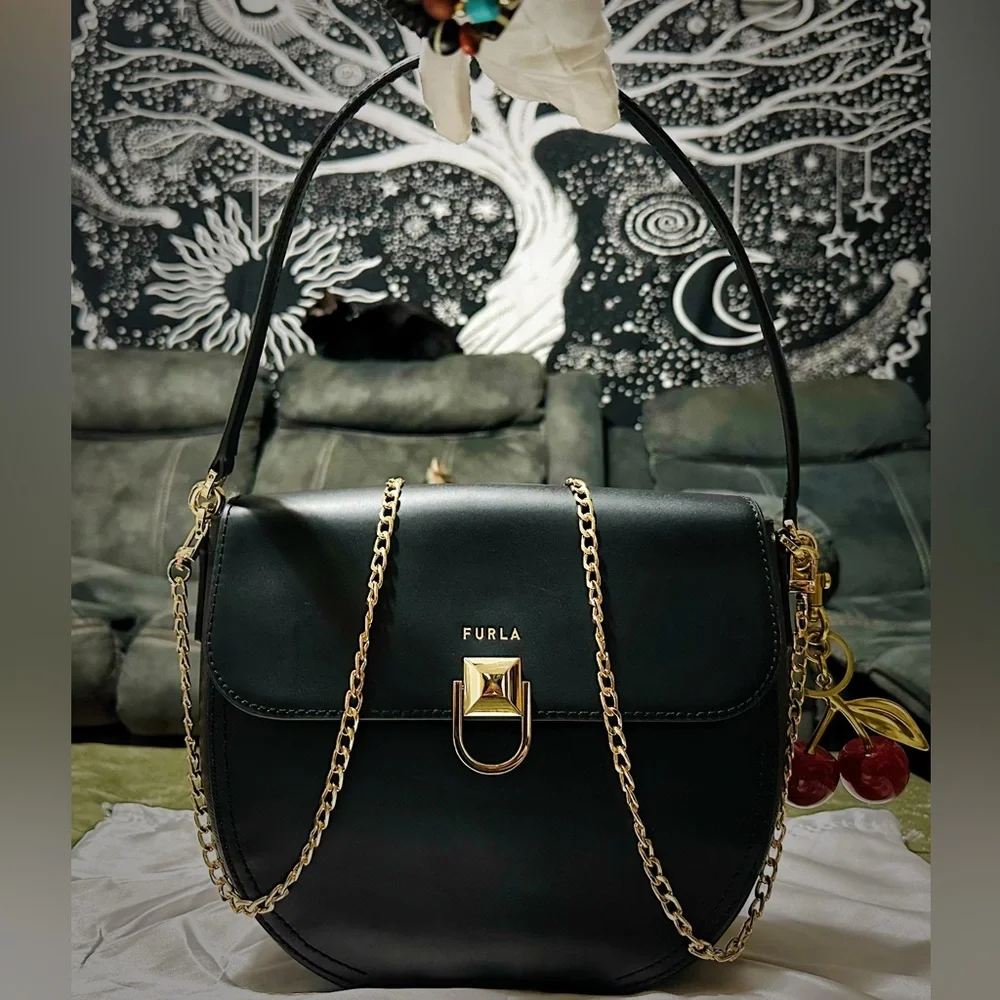 Vintage Furla soho Shoulder Bag Black Leather with Gold Accents new without tags - Picture 3 of 17